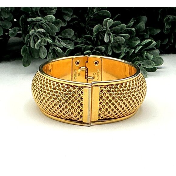 Vintage Gold-Tone Textured Hinged Bangle Bracelet Jewelry by Sara Cov - Picture 2 of 3